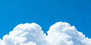 蓝天下的蓬松云朵