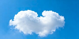 心形云朵飘在蓝天