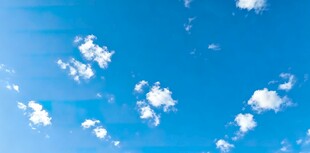 蓝天飘着朵朵白云