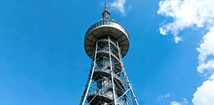 高耸电视塔屹立蓝天