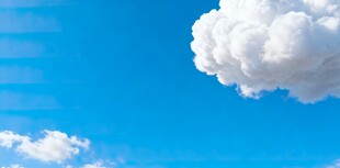 蓝天中的蓬松白云