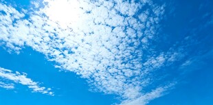 蔚蓝天空中的洁白云朵
