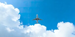 蓝天中翱翔的飞机