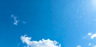 晴朗蓝天中的洁白云朵