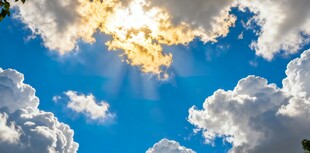 蓝天白云下的耀眼阳光