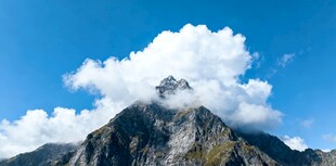 巍峨山峰与蓝天云朵