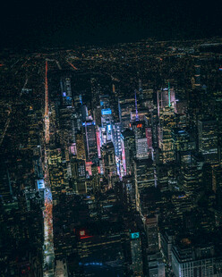 城市璀璨夜景俯瞰图