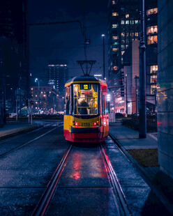 夜晚城市中的有轨电车