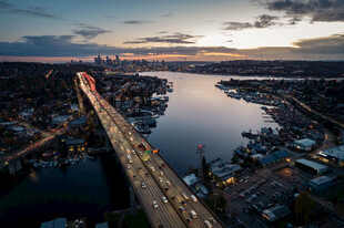 黄昏下的城市桥梁美景