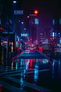 雨夜都市霓虹街道景象