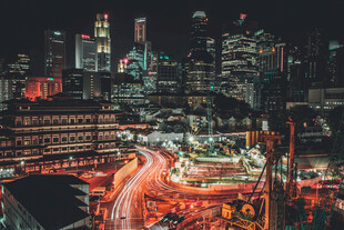 城市夜景中的繁华车流