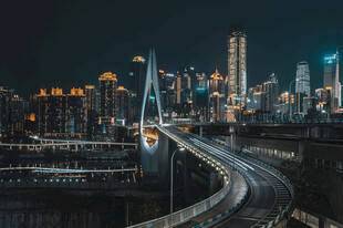 城市夜景中的高架桥