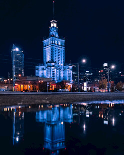 夜晚城市建筑的美丽倒影