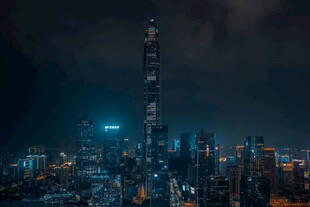 夜幕下的繁华都市天际线