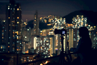 夜晚城市剪影摄影者身影