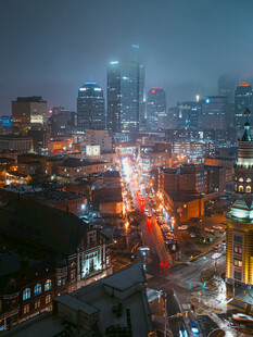城市夜景中的繁华街道