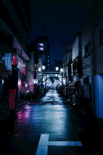 夜晚霓虹闪烁的静谧街道