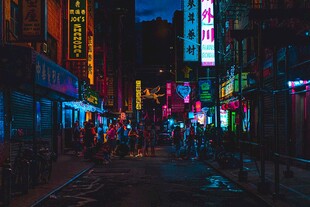 霓虹闪烁的城市夜巷