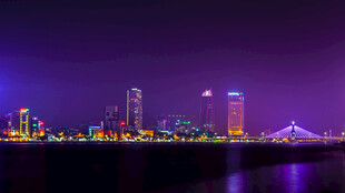 璀璨夜景下的城市天际线