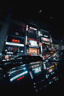 城市夜晚繁忙街道景象