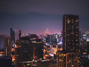 夜幕下的繁华都市景观