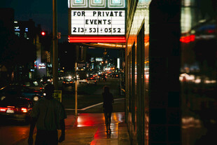 雨夜城市街道公交站牌景象