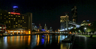 城市夜景河畔璀璨灯光