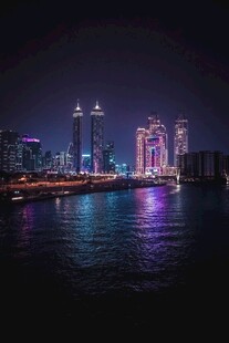 城市璀璨夜景映照水面