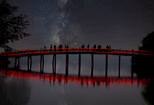 桥上夜景与星空倒影