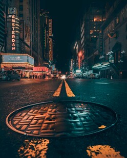 城市夜景下的街头井盖