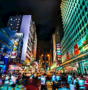 繁华都市夜景人流涌动