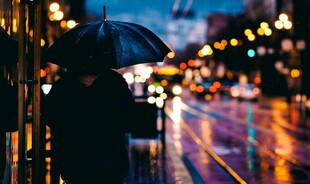 雨夜撑伞独行的孤独身影