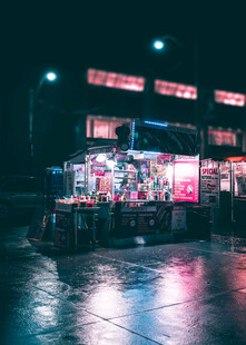 雨夜街头的热闹小吃摊