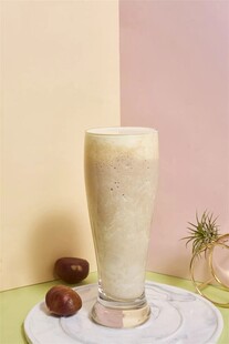 奶昔饮品搭配坚果绿植