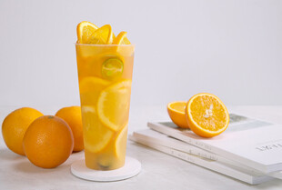 鲜榨橙汁搭配新鲜橙子