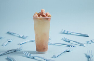 创意餐具旁的独特卷筒食物