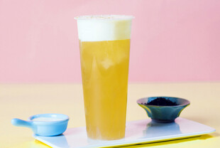 一杯金黄泡沫丰富的饮品