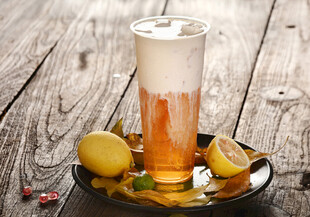 木质桌上的柠檬啤酒饮品