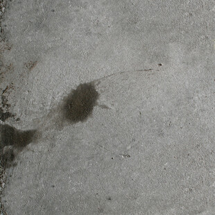 地面上的深色污渍