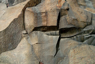 险峻岩石上的攀岩者