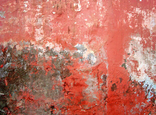 斑驳剥落的红色墙面
