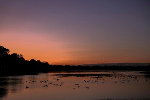 湖畔绚烂日落美景