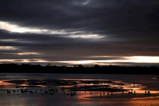 黄昏湖畔码头美丽景致