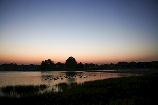 湖畔黄昏美景