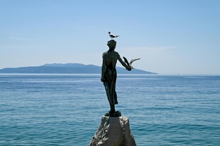 海边少女雕像