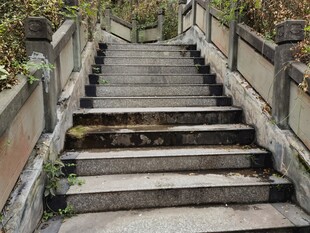老旧石阶岁月的痕迹