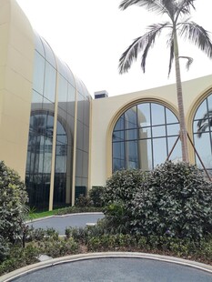 现代建筑旁的绿植景观