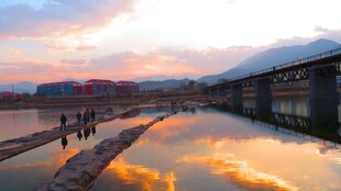 夕阳下的水畔建筑美景