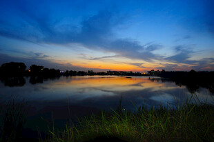 湖畔黄昏美景
