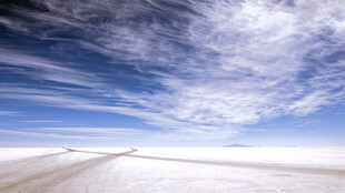 广阔天地间的公路与蓝天